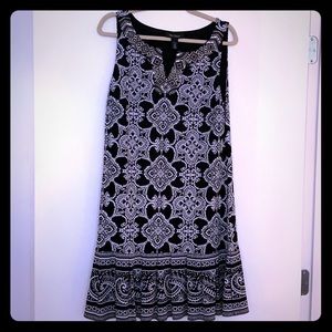 Sleeveless black & white patterned dress